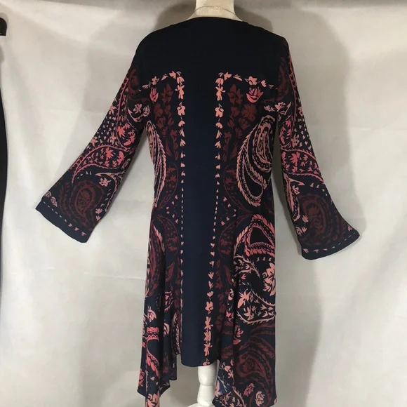 Copy = NWT= BCBG MAXAZRIA TUNIC , Size M , Navy Combo . - Picture 3 of 8